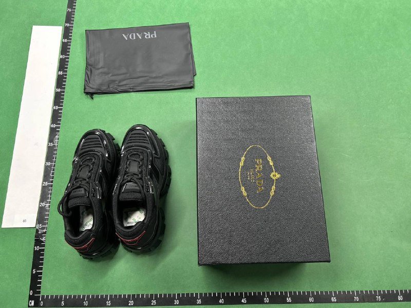 PRADA                                                                                                   Price :CNY ¥ 580.00 ≈ $86.05