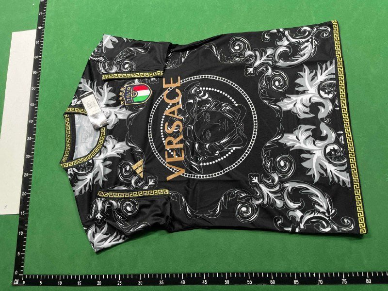 Football T-shirt    (40 CP)