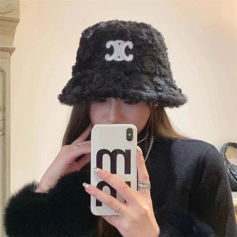Selena hat
