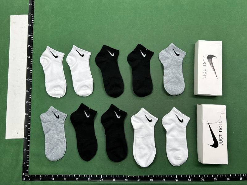 nike socks (40 CP)