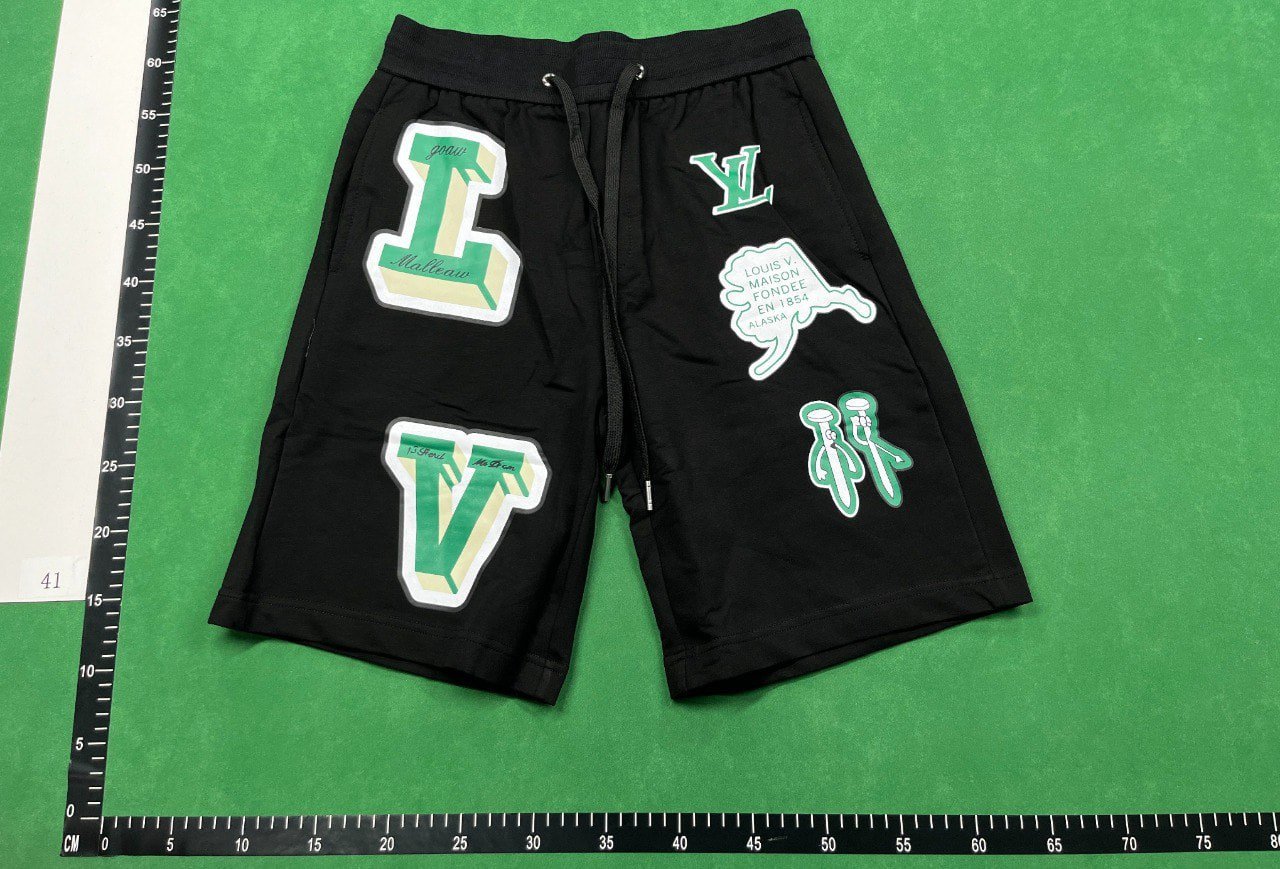 Louis Vuitton shorts (40 CP)