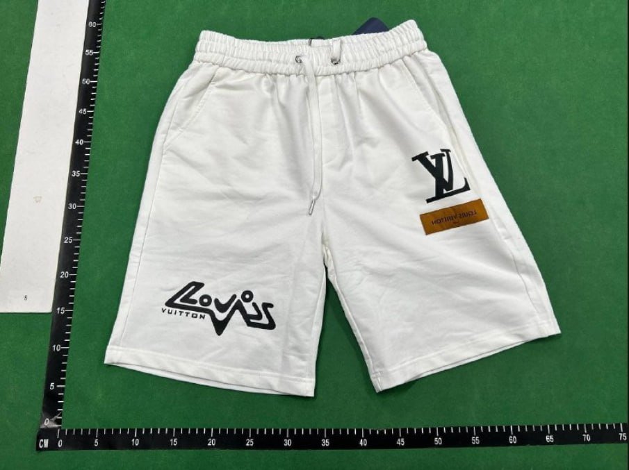 Louis Vuitton shorts (40 CP)