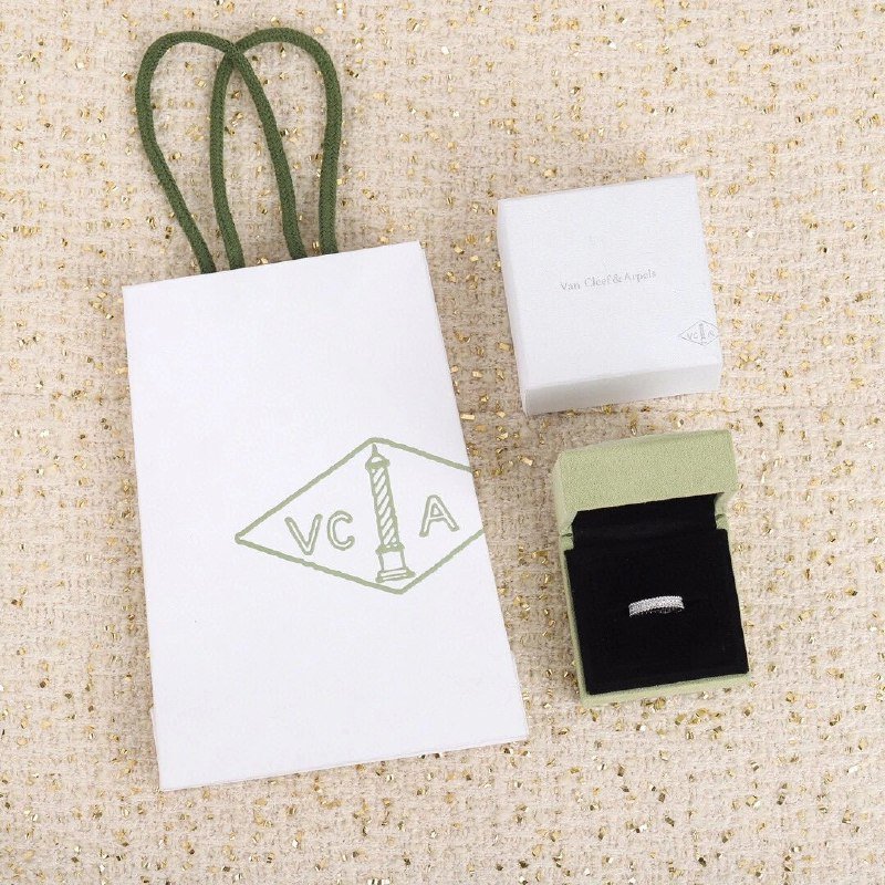 Vancle & Arpel Flower Ring, Guitar Pendant Necklace, Gear Watch, and Serpenti Ring [38 styles]